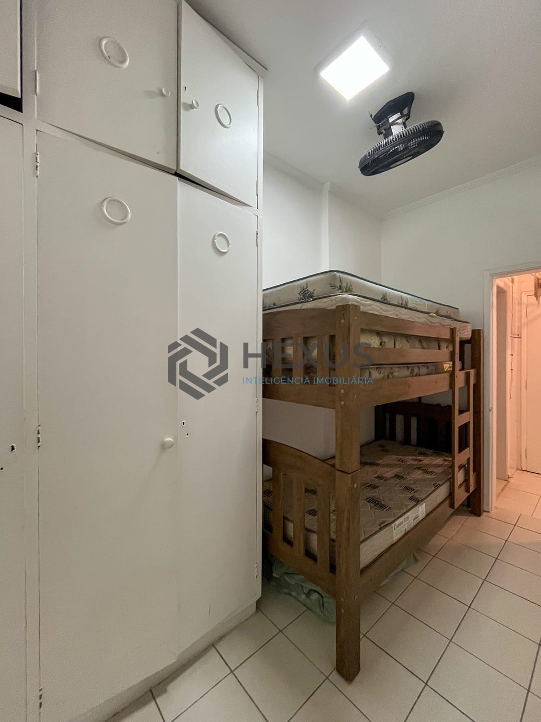 Foto 18 de Apartamento com varanda vista mar na beira mar da Praia das Pitangueiras, Guaruja