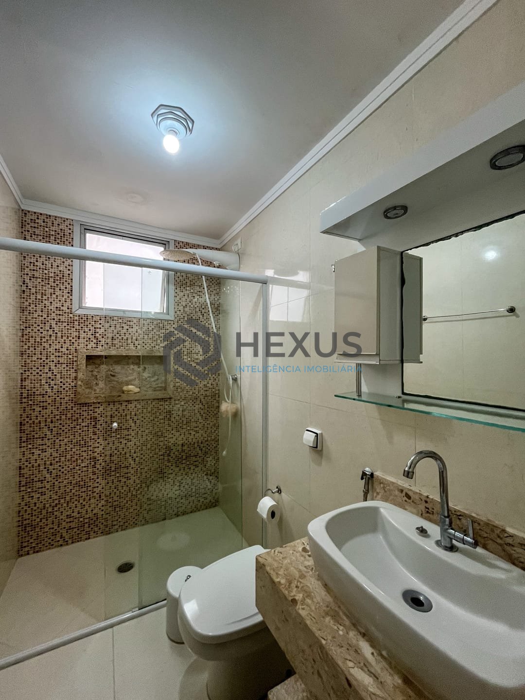 Foto 11 de Apartamento com varanda a uma quadra da Praia das Pitangueiras, Guaruja