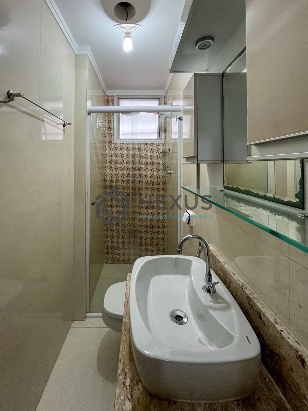 Foto 12 de Apartamento com varanda a uma quadra da Praia das Pitangueiras, Guaruja