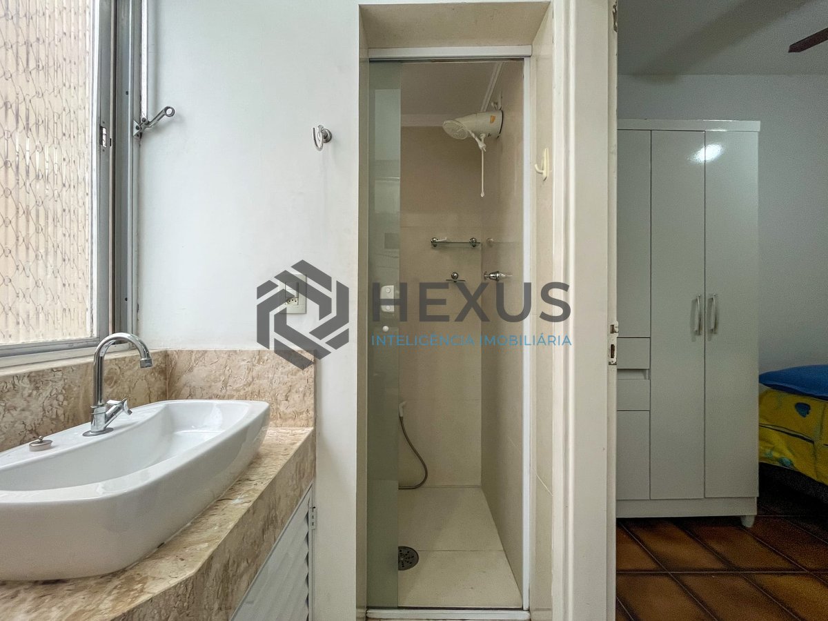 Foto 16 de Apartamento com varanda a uma quadra da Praia das Pitangueiras, Guaruja
