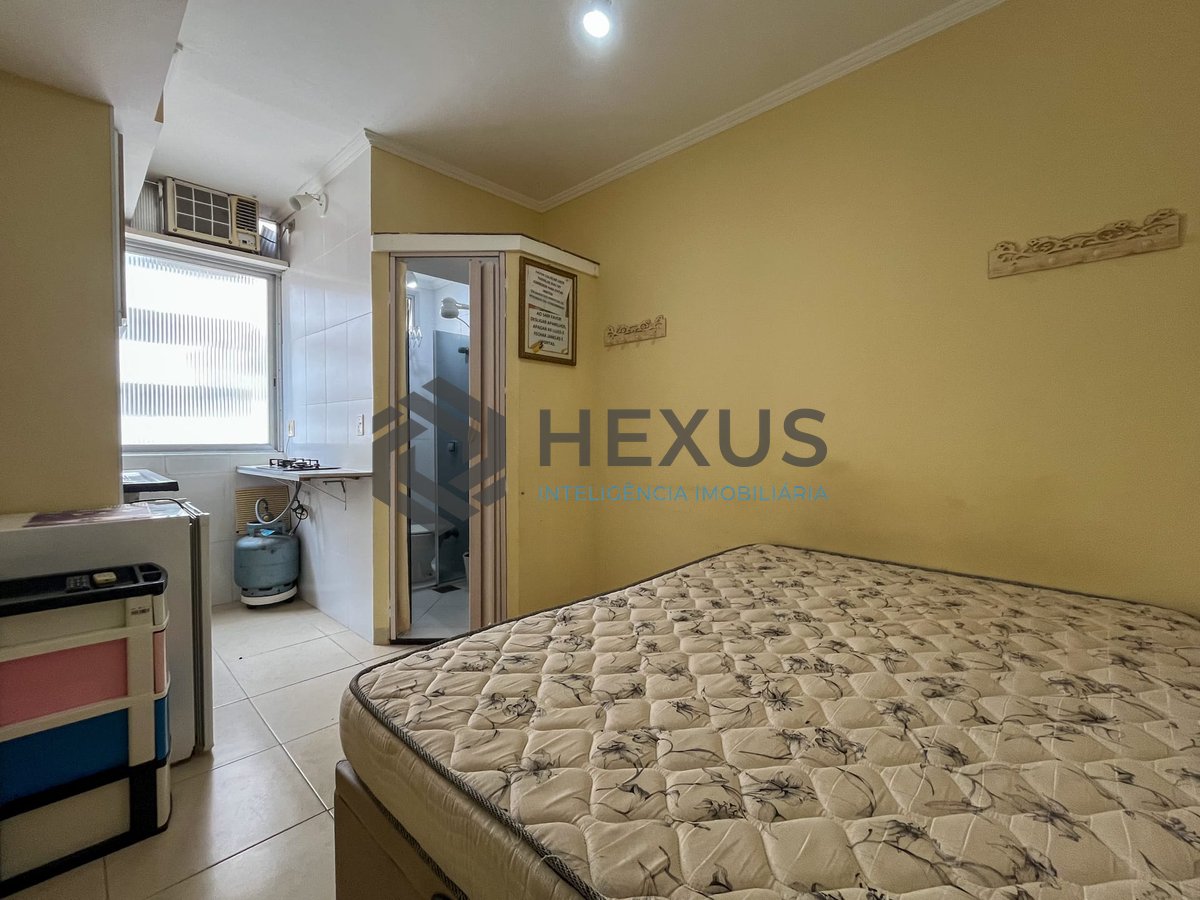 Foto 17 de Apartamento com varanda e kitnet a uma quadra da Praia das Pitangueiras, Guaruja