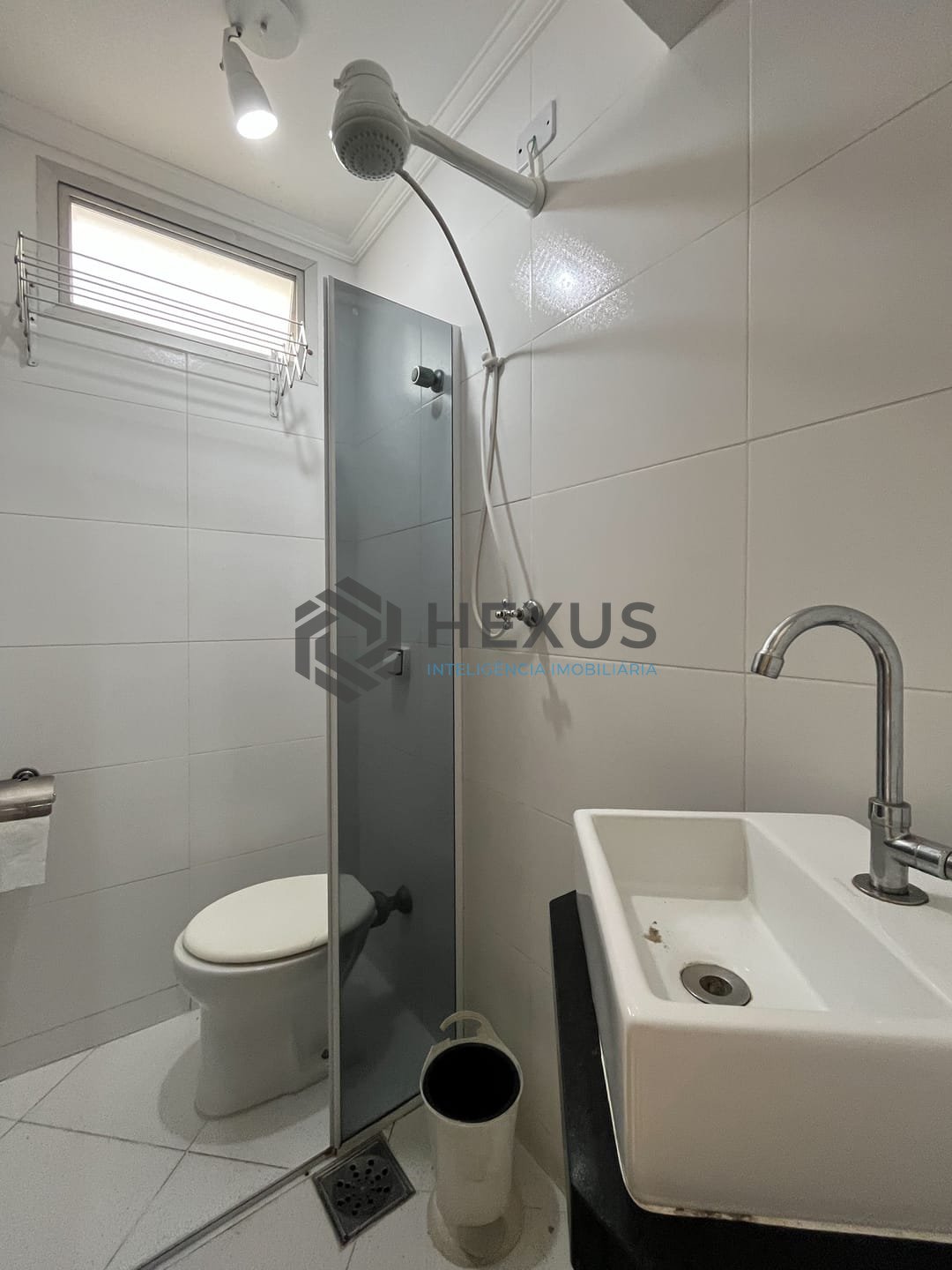 Foto 19 de Apartamento com varanda e kitnet a uma quadra da Praia das Pitangueiras, Guaruja