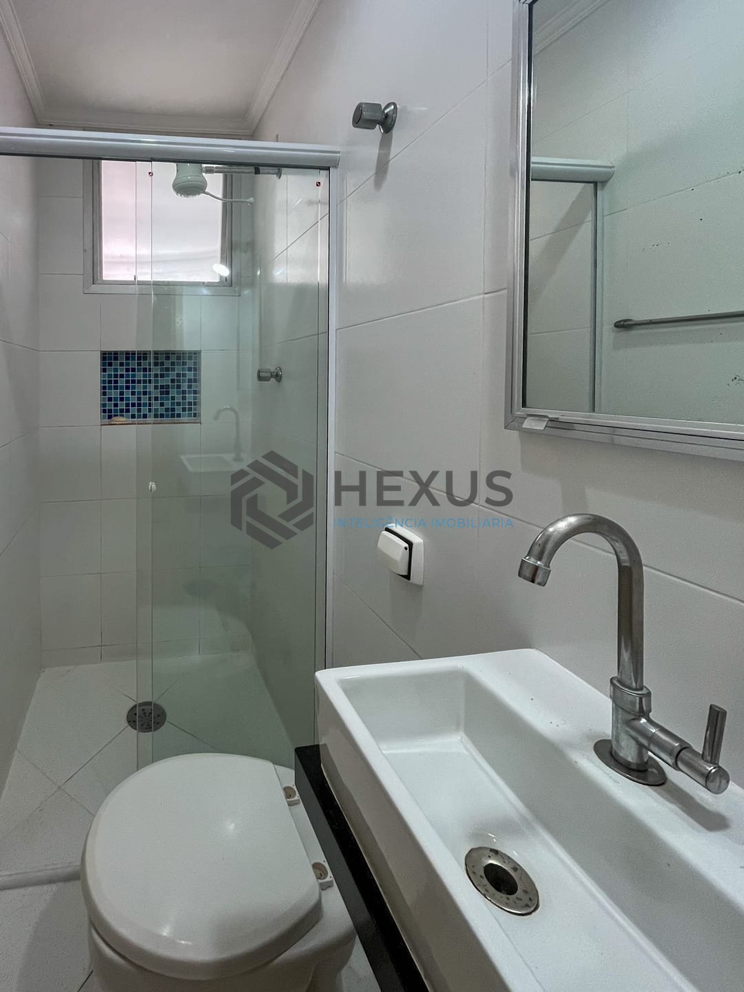 Foto 10 de Apartamento com varanda e kitnet a uma quadra da Praia das Pitangueiras, Guaruja