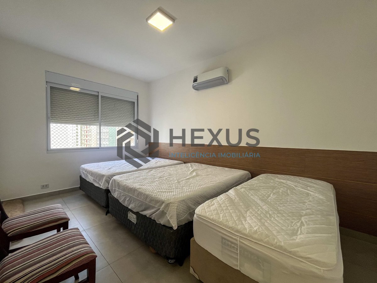 Foto 16 de Apartamento reformado com varanda e vista mar na quadra mar da Praia das Pitangueiras, Guaruja