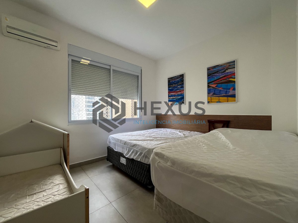 Foto 19 de Apartamento reformado com varanda e vista mar na quadra mar da Praia das Pitangueiras, Guaruja