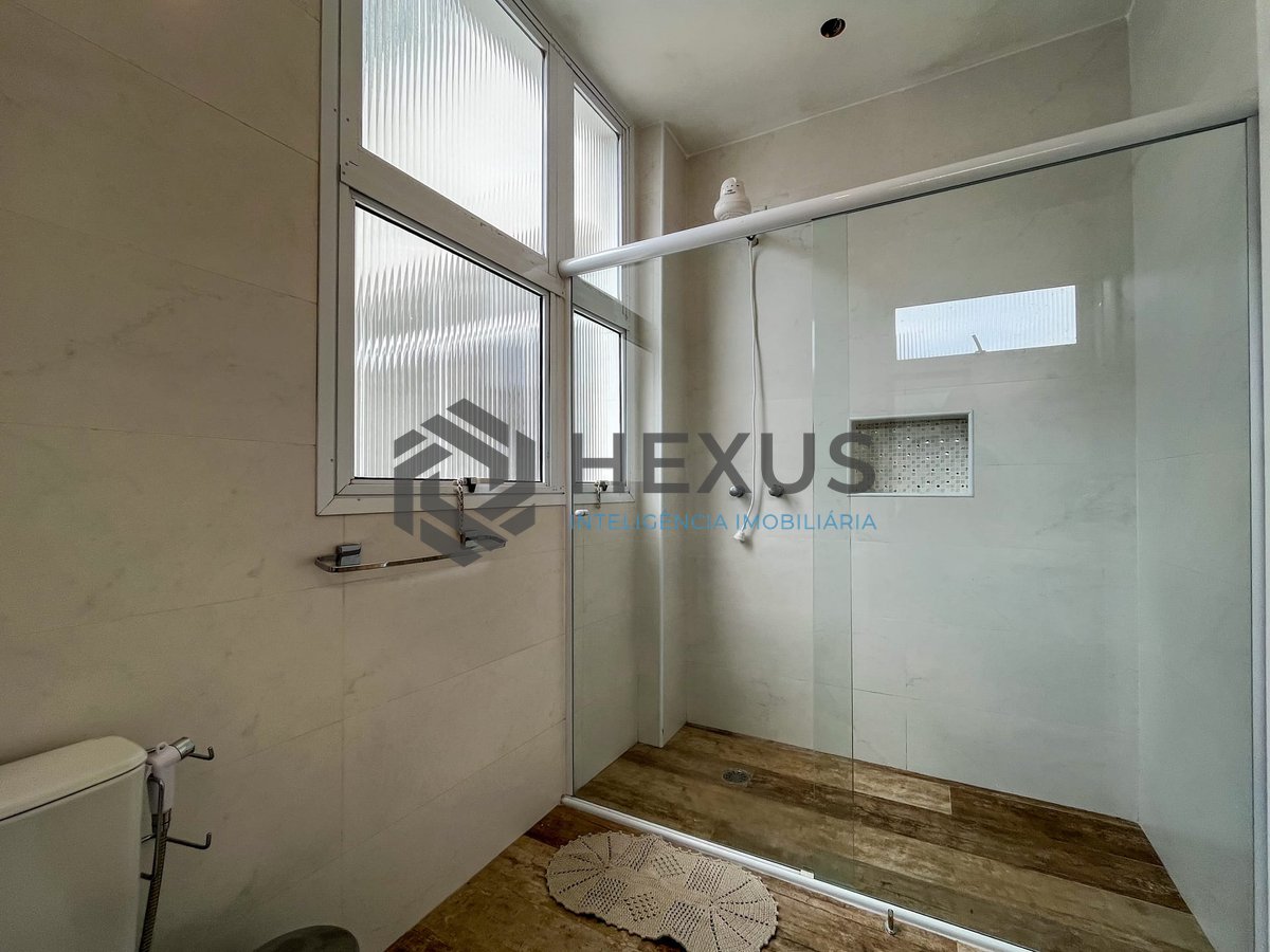 Foto 28 de Apartamento reformado com varanda e vista mar na quadra mar da Praia das Pitangueiras, Guaruja