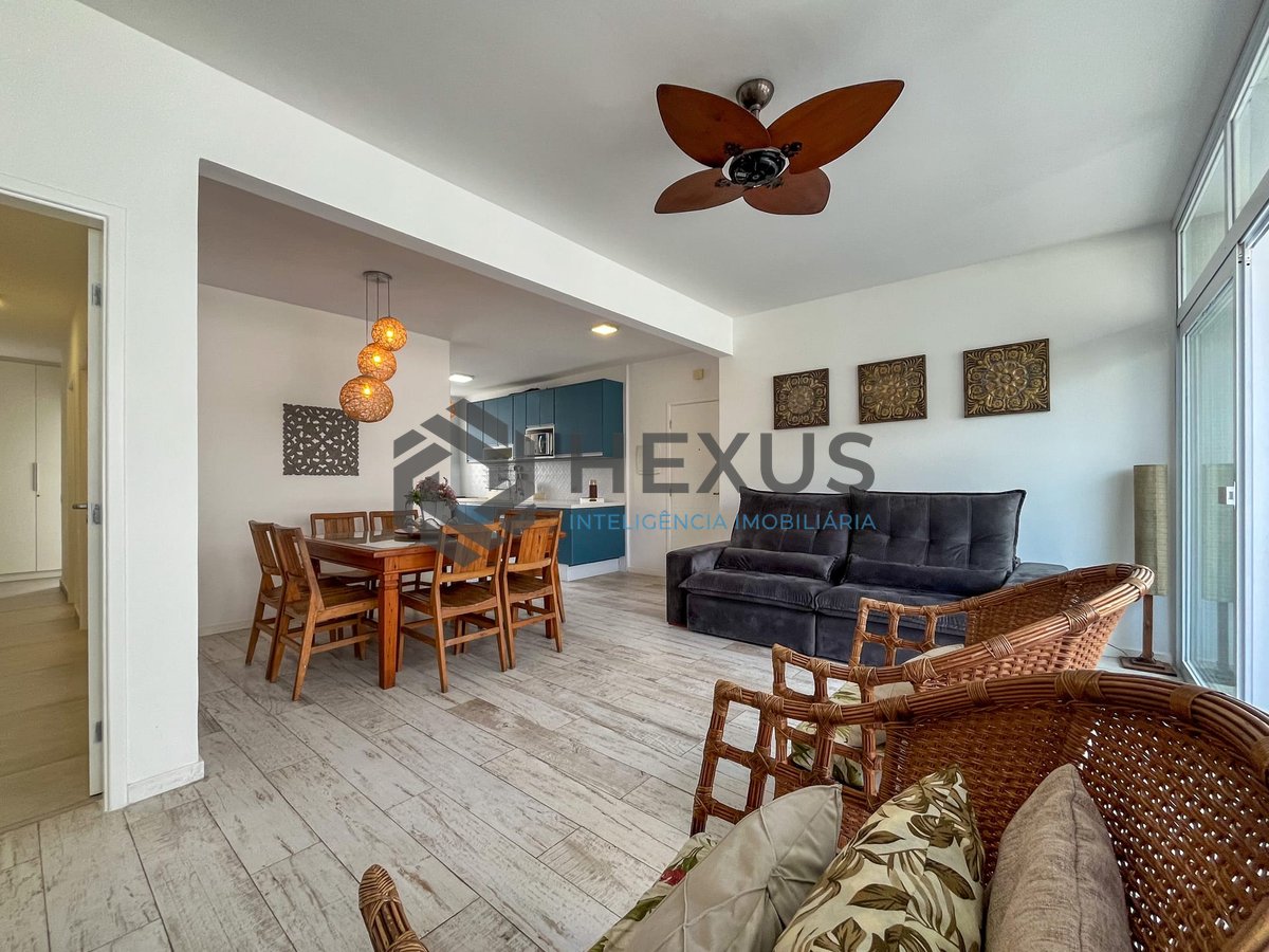 Foto 4 de Apartamento reformado com varanda e vista mar na quadra mar da Praia das Pitangueiras, Guaruja
