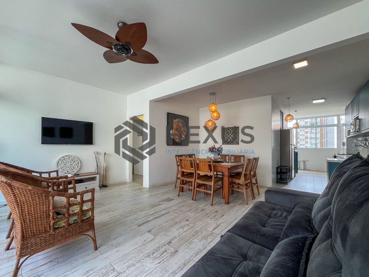 Foto 5 de Apartamento reformado com varanda e vista mar na quadra mar da Praia das Pitangueiras, Guaruja