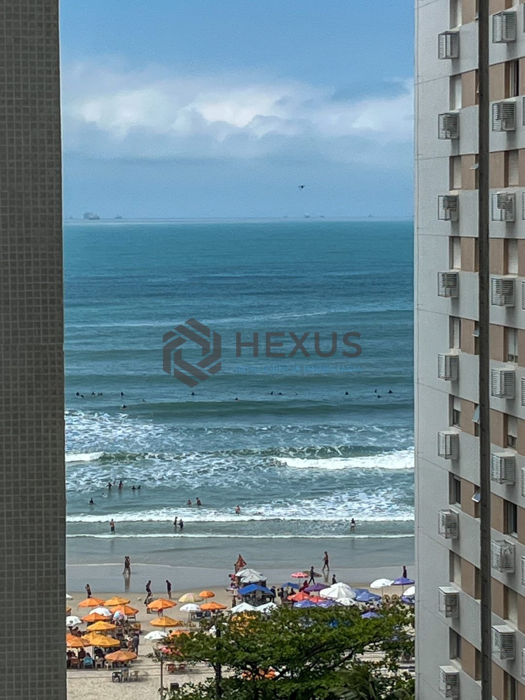 Foto 9 de Apartamento reformado com varanda e vista mar na quadra mar da Praia das Pitangueiras, Guaruja