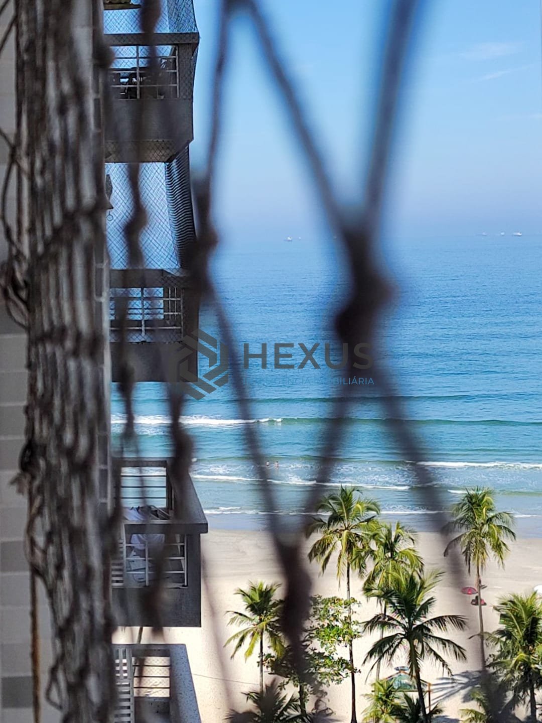 Foto 6 de Apartamento com varanda e vista mar na beira mar da Praia das Pitangueiras, Guaruja