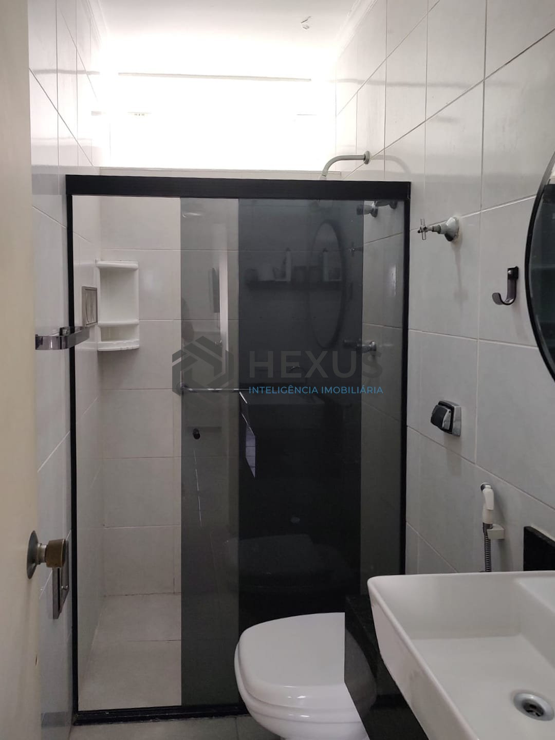 Foto 9 de Apartamento com varanda e vista mar na beira mar da Praia das Pitangueiras, Guaruja