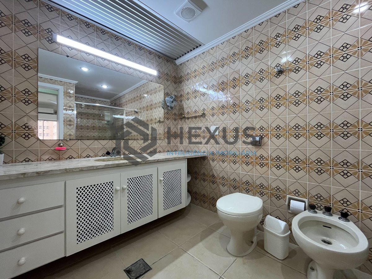 Foto 20 de Apartamento com varanda na quadra mar da Praia das Pitangueiras, Guaruja