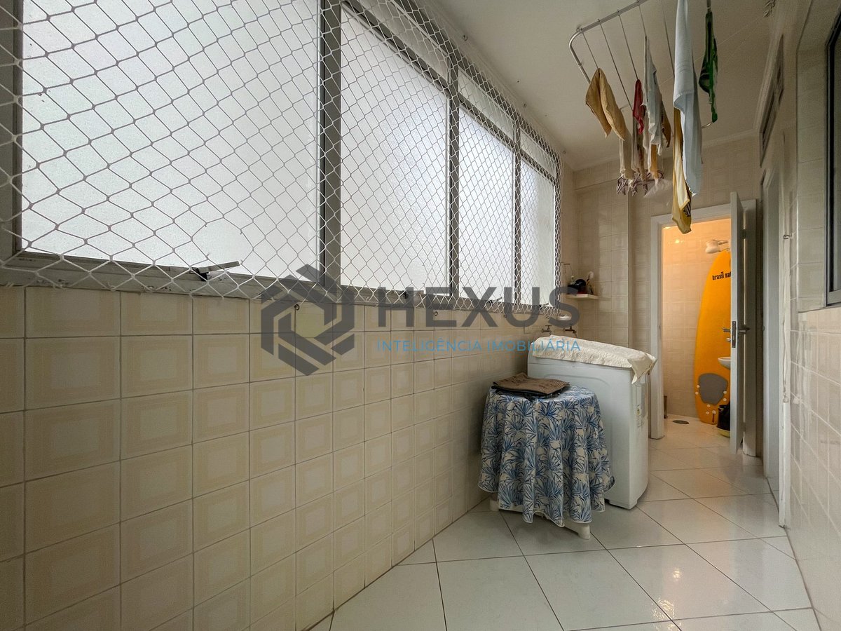 Foto 25 de Apartamento com varanda na quadra mar da Praia das Pitangueiras, Guaruja