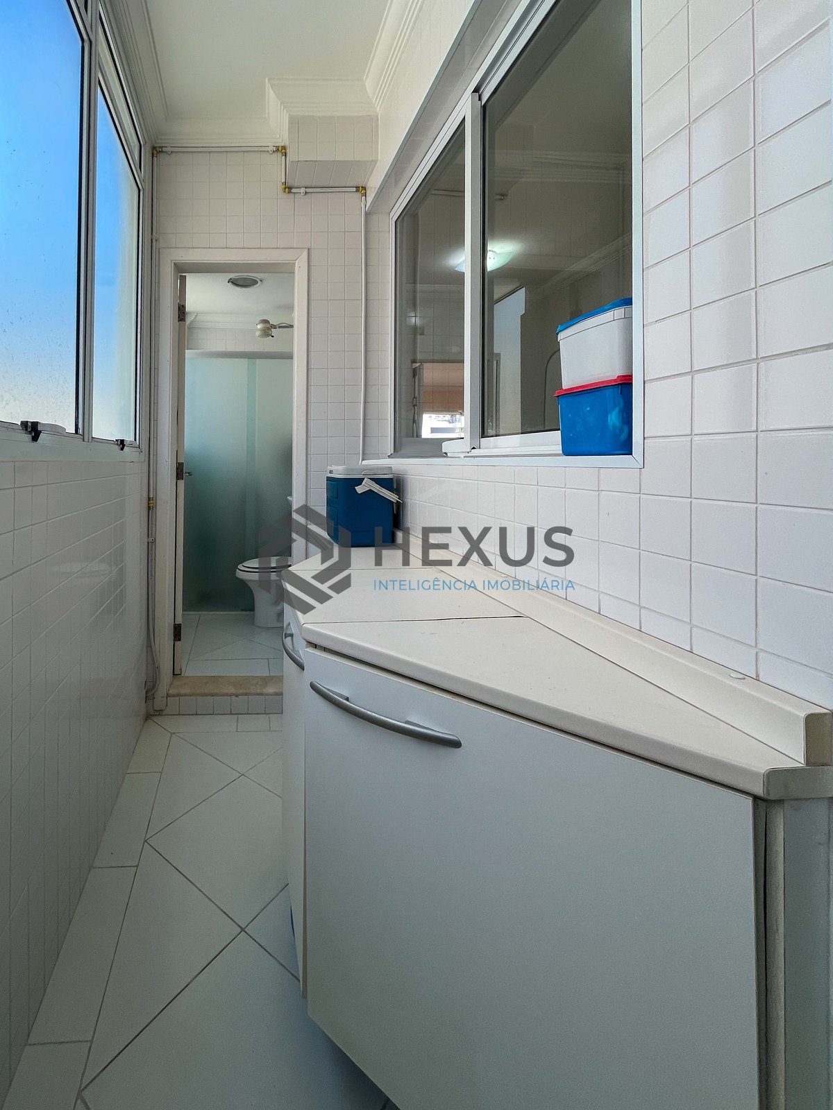Foto 28 de Apartamento com varanda na beira mar da Praia das Pitangueiras, Guaruja