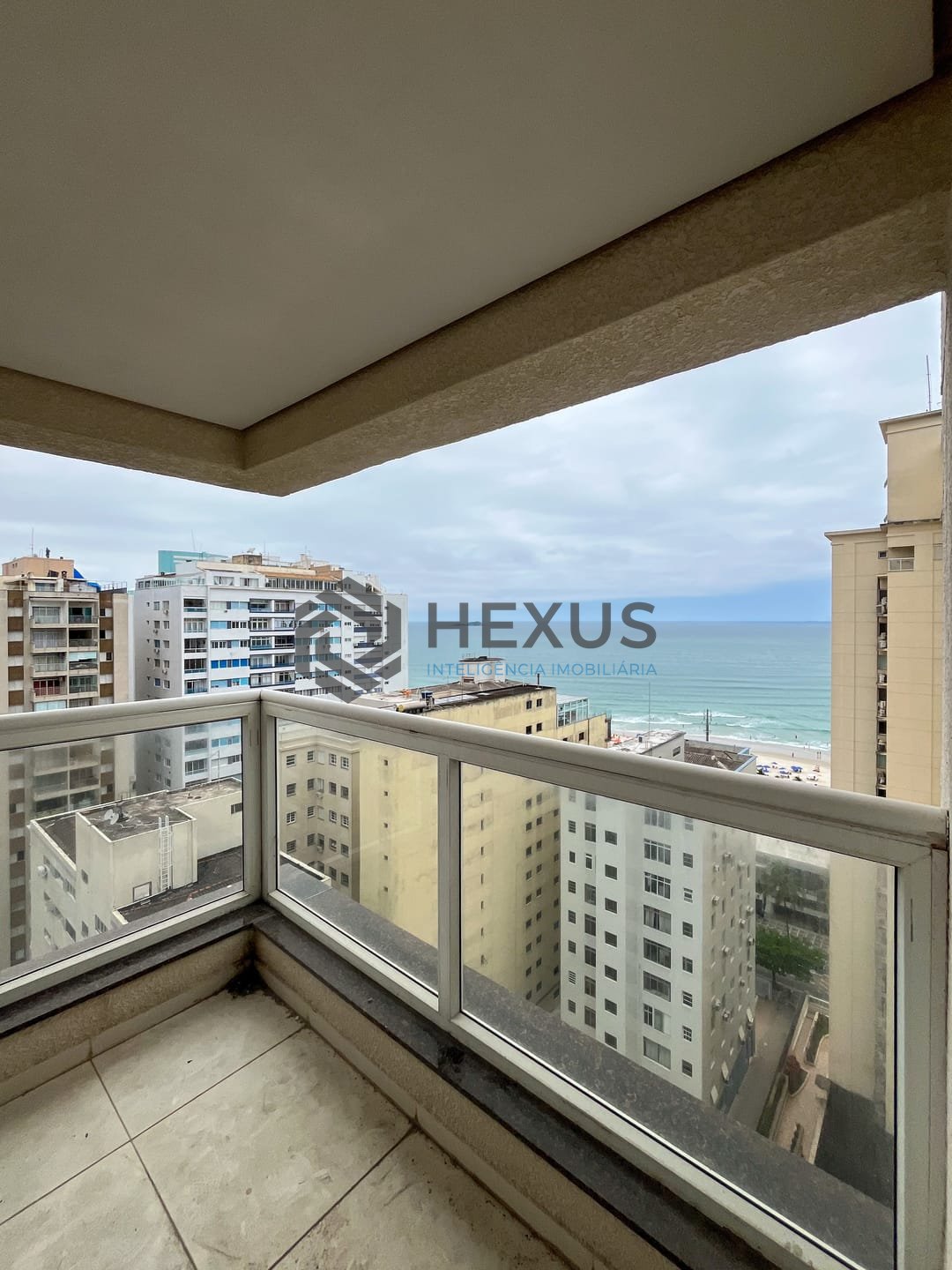 Foto 17 de Apartamento com varanda gourmet, vista mar e lazer na quadra mar da Praia das Pitangueiras, Guaruja