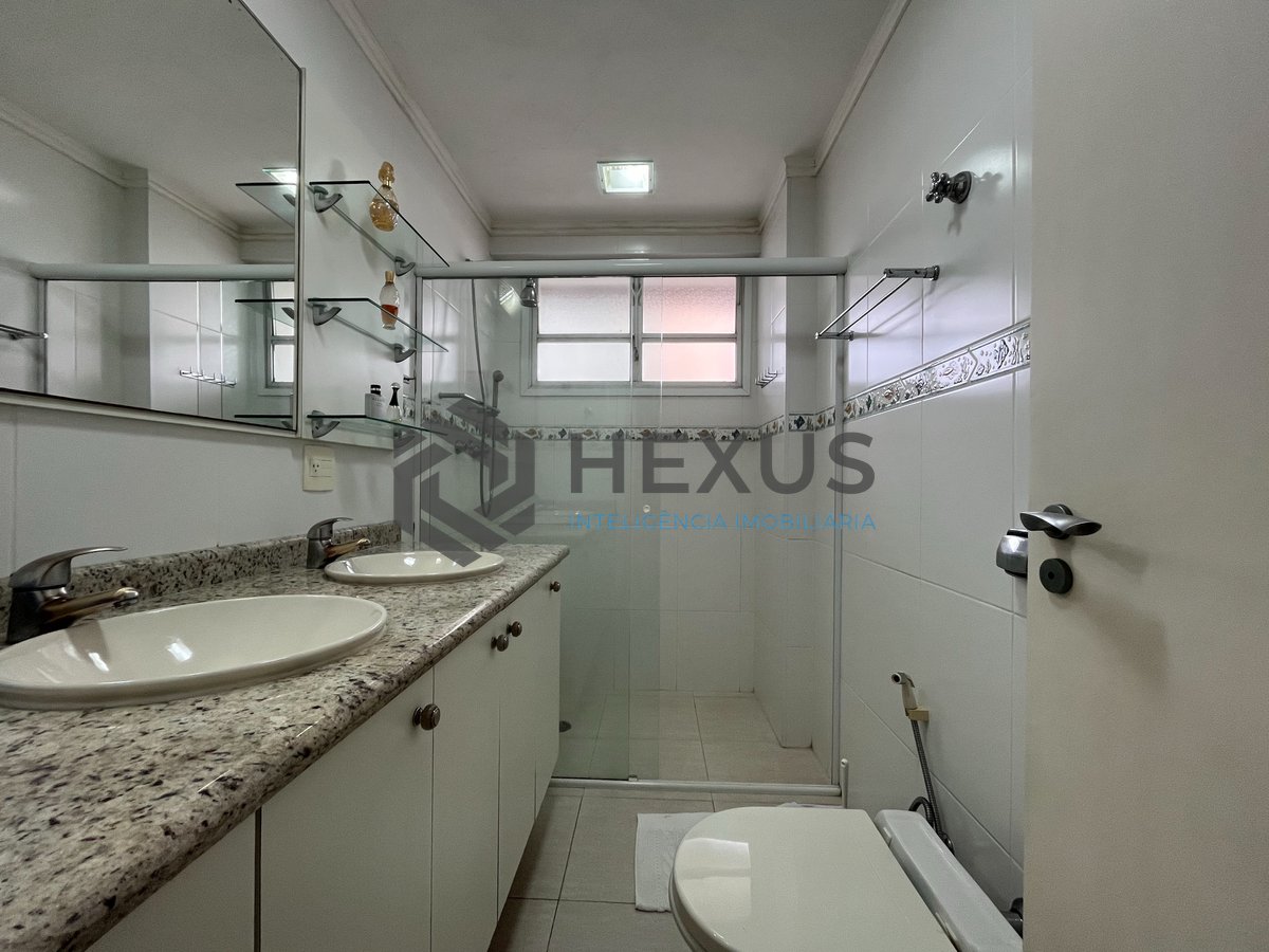 Foto 21 de Apartamento com varanda e vista mar na quadra mar da Praia das Pitangueiras, Guaruja