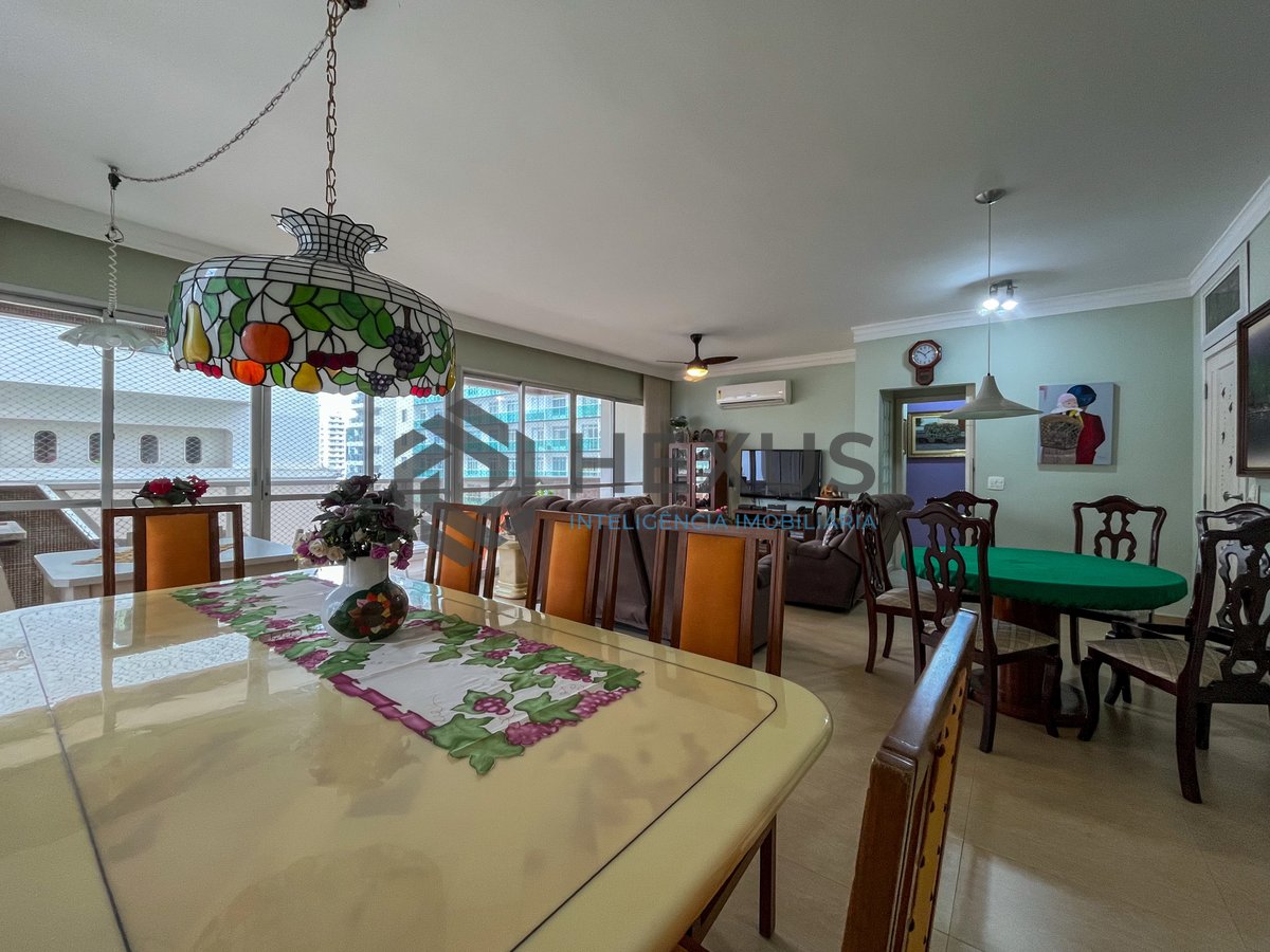 Foto 4 de Apartamento com varanda e vista mar na quadra mar da Praia das Pitangueiras, Guaruja