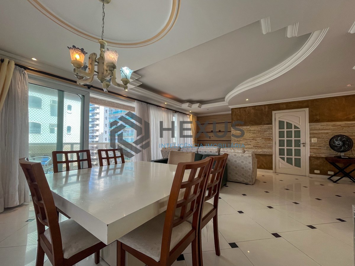 Foto 2 de Apartamento com varanda e vista mar na quadra-mar da Praia das Pitangueiras, Guaruja