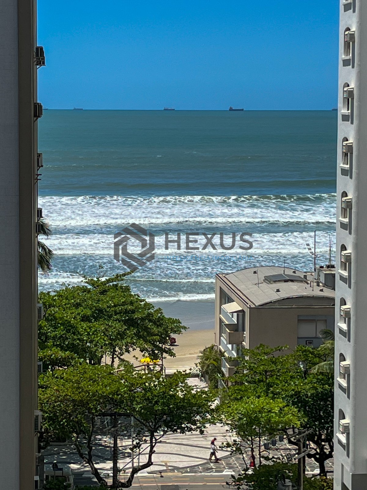 Foto 13 de Apartamento com varanda e vista mar na quadra-mar da Praia das Pitangueiras, Guaruja
