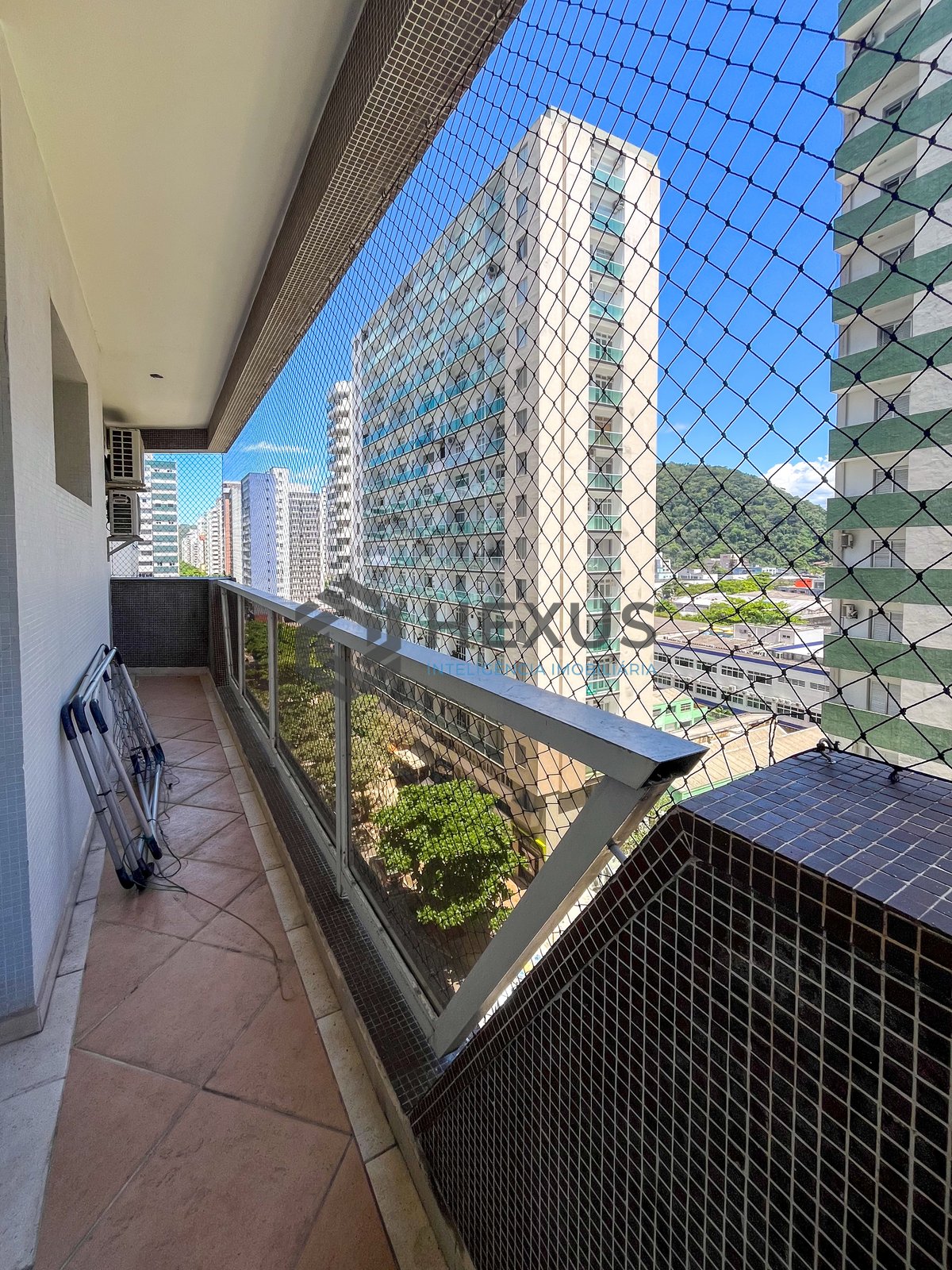 Foto 19 de Apartamento com varanda e vista mar na quadra-mar da Praia das Pitangueiras, Guaruja