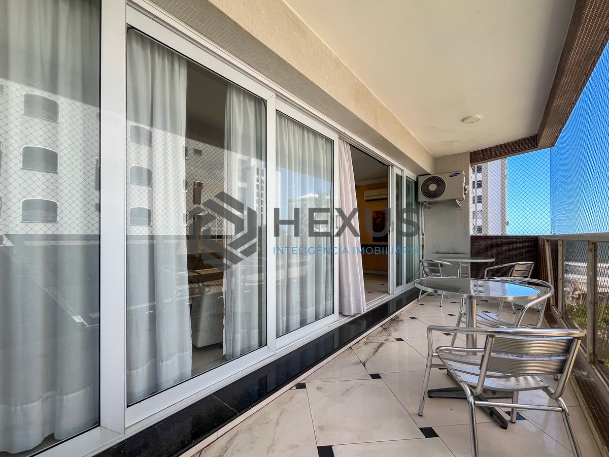 Foto 3 de Apartamento com varanda e vista mar na quadra-mar da Praia das Pitangueiras, Guaruja