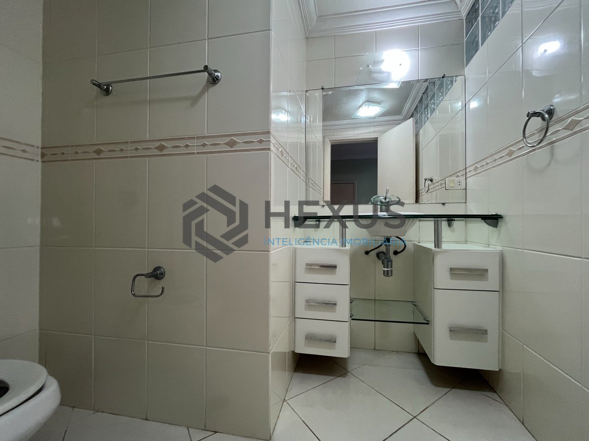 Foto 23 de Apartamento com varanda e vista mar na quadra-mar da Praia das Pitangueiras, Guaruja