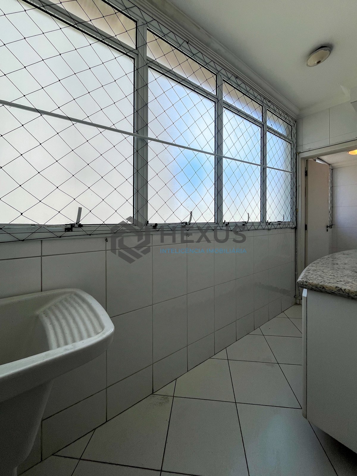 Foto 33 de Apartamento com varanda e vista mar na quadra-mar da Praia das Pitangueiras, Guaruja