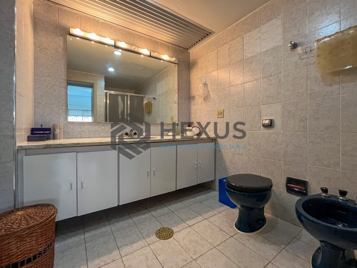 Foto 19 de Apartamento com varanda na quadra mar da Praia das Pitangueiras, Guaruja