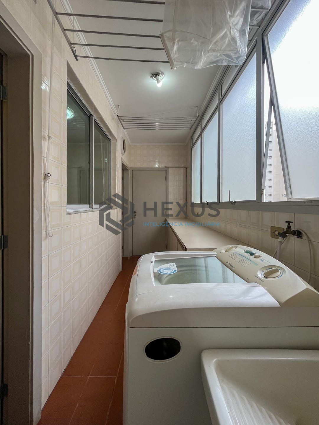 Foto 25 de Apartamento com varanda na quadra mar da Praia das Pitangueiras, Guaruja