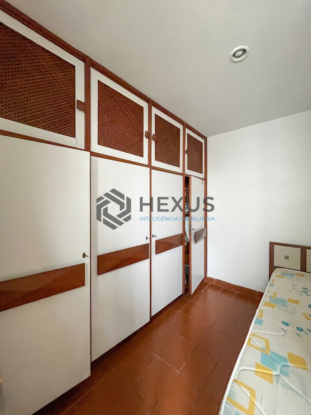 Foto 26 de Apartamento com varanda na quadra mar da Praia das Pitangueiras, Guaruja