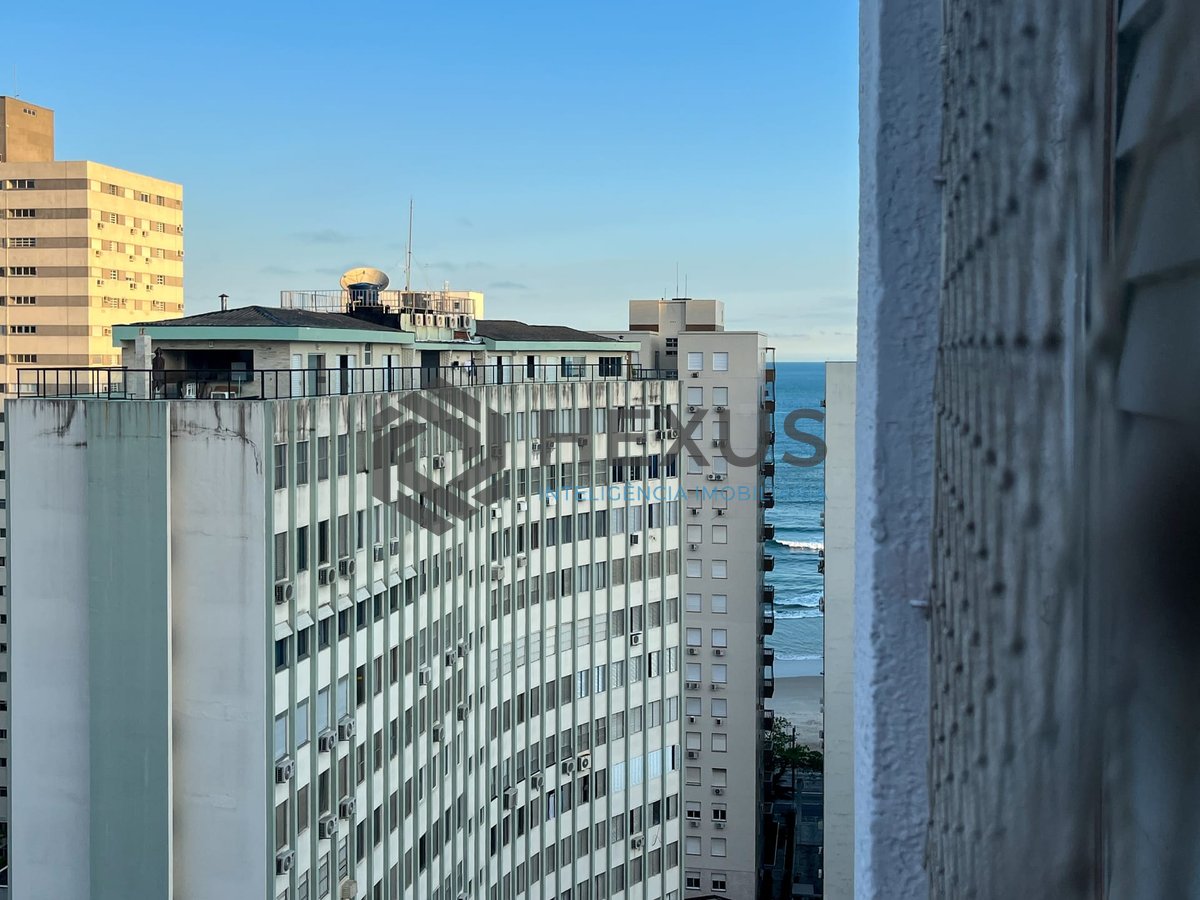 Foto 9 de Apartamento com varanda e lazer a uma quadra da Praia das Pitangueiras, Guaruja