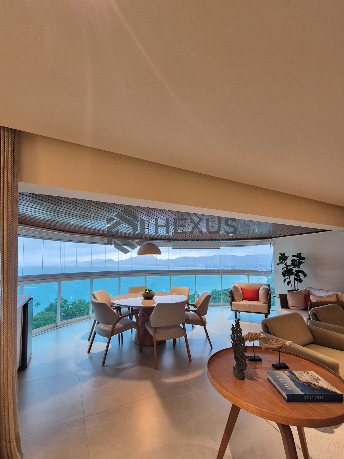 Foto 13 de Apartamento reformado frente mar com varanda gourmet e lazer de clube na Praia da Enseada, Guaruja