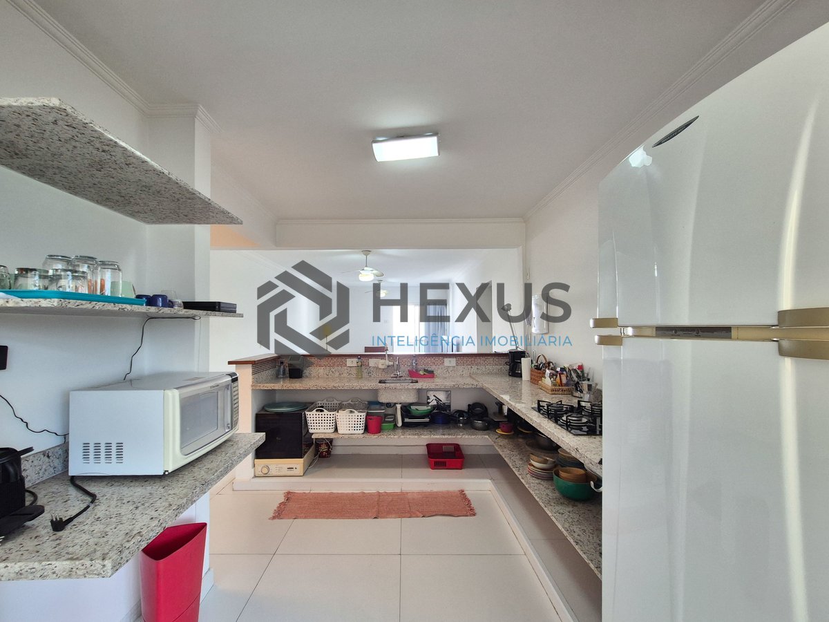 Foto 19 de Apartamento com varanda e lazer na quadra mar da Praia das Pitangueiras, Guaruja