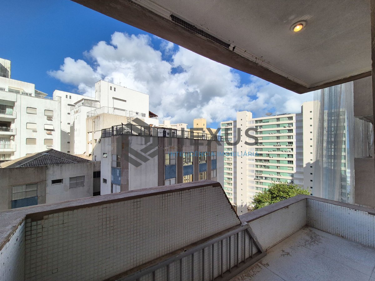 Foto 3 de Apartamento com varanda e lazer na quadra mar da Praia das Pitangueiras, Guaruja