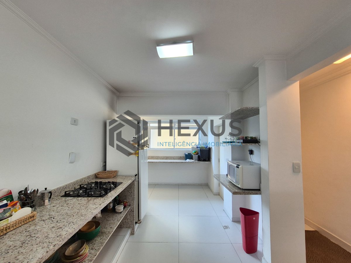 Foto 21 de Apartamento com varanda e lazer na quadra mar da Praia das Pitangueiras, Guaruja