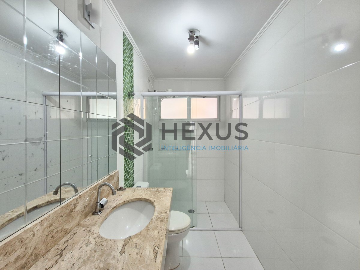 Foto 16 de Apartamento com varanda e lazer na quadra mar da Praia das Pitangueiras, Guaruja