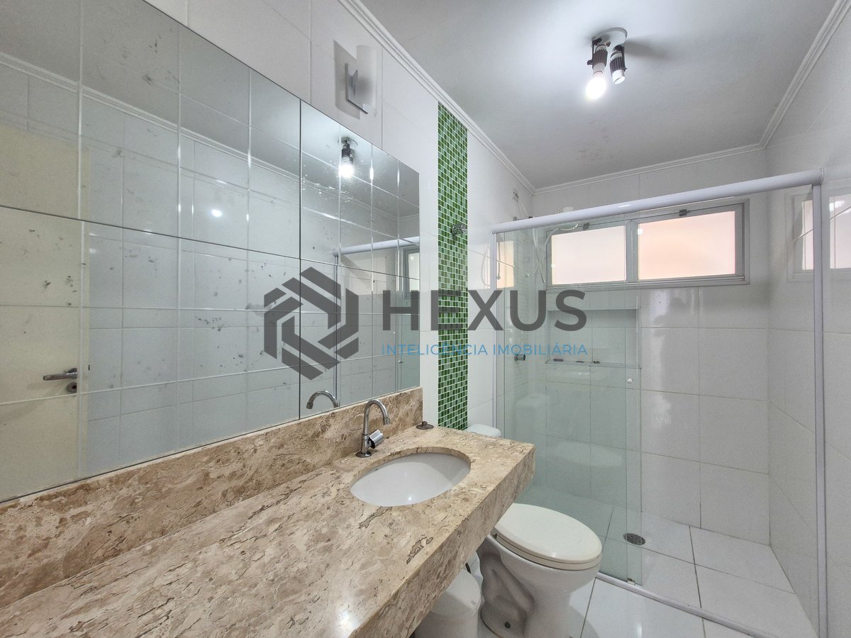 Foto 17 de Apartamento com varanda e lazer na quadra mar da Praia das Pitangueiras, Guaruja