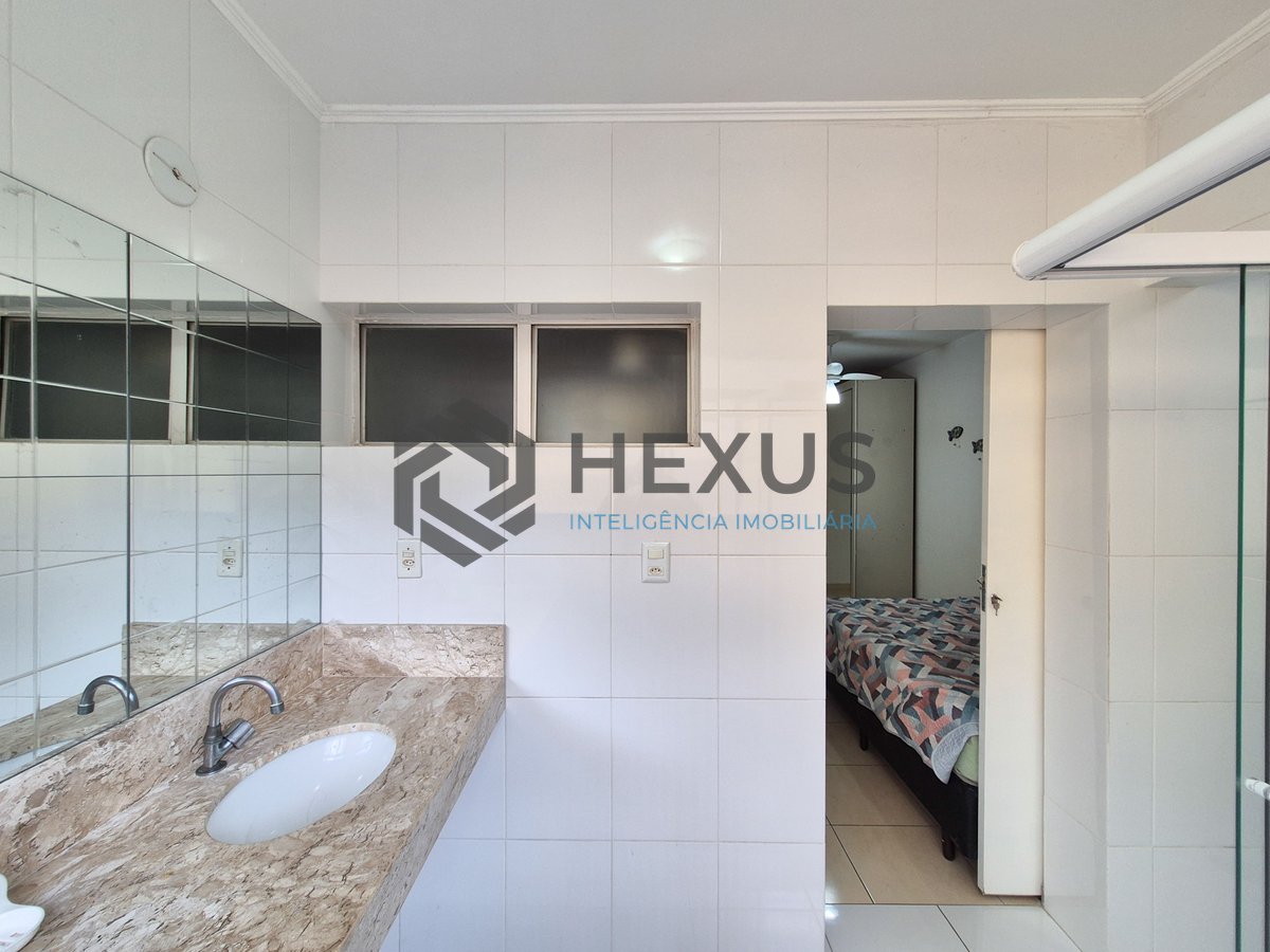 Foto 25 de Apartamento com varanda e lazer na quadra mar da Praia das Pitangueiras, Guaruja