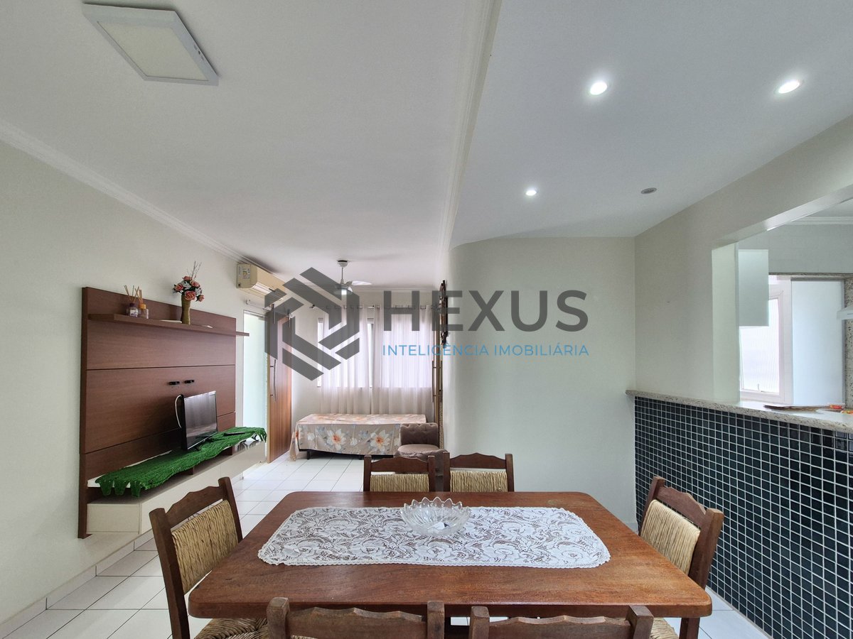 Foto 2 de Apartamento com varanda e lazer a uma quadra da Praia das Pitangueiras, Guaruja