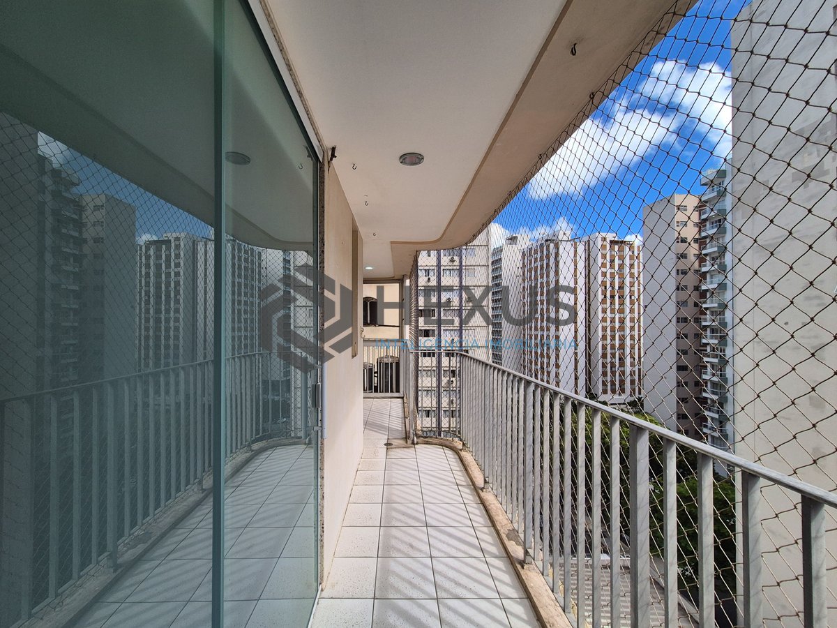 Foto 16 de Apartamento com varanda e lazer a uma quadra da Praia das Pitangueiras, Guaruja