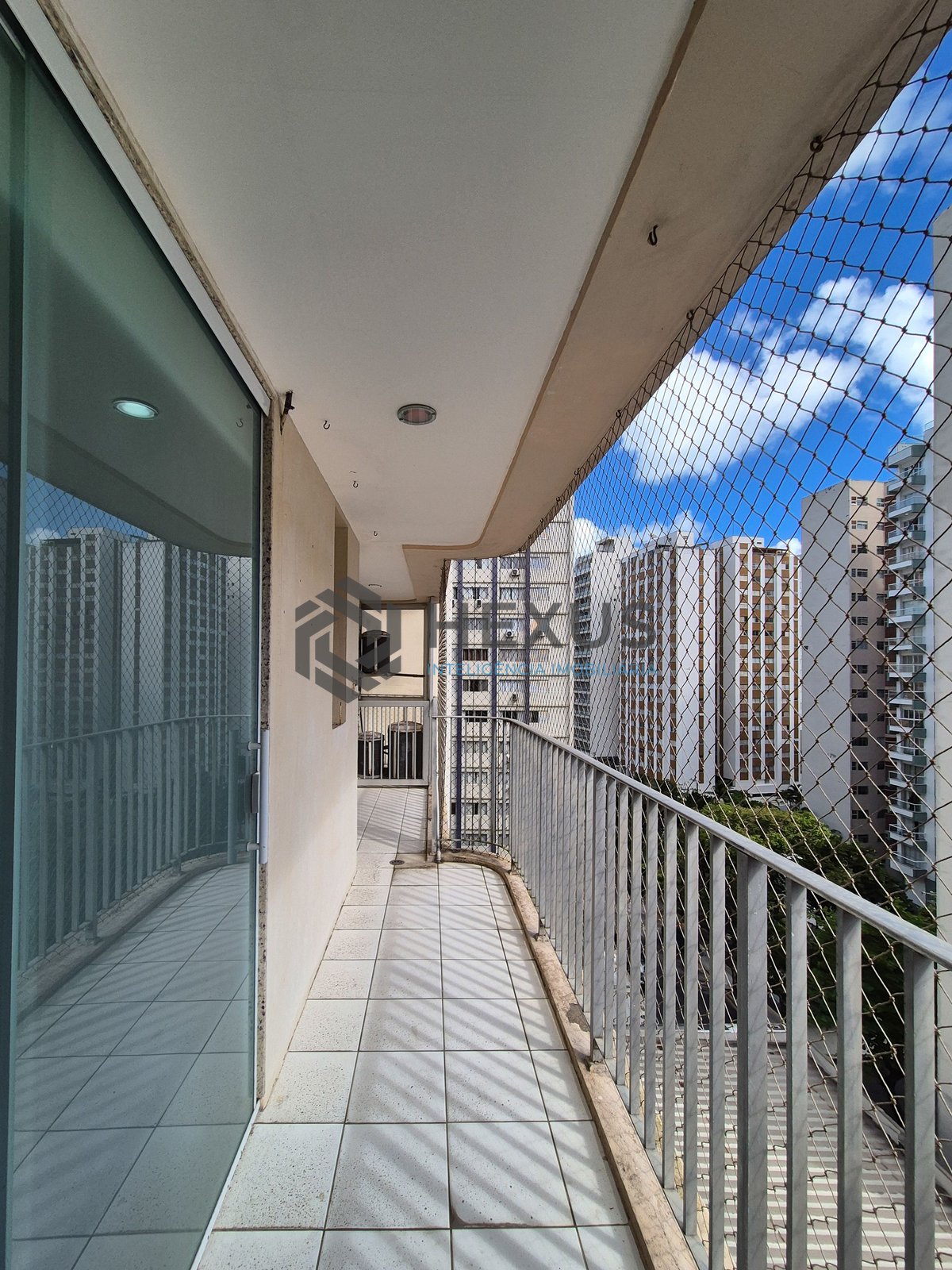 Foto 3 de Apartamento com varanda e lazer a uma quadra da Praia das Pitangueiras, Guaruja