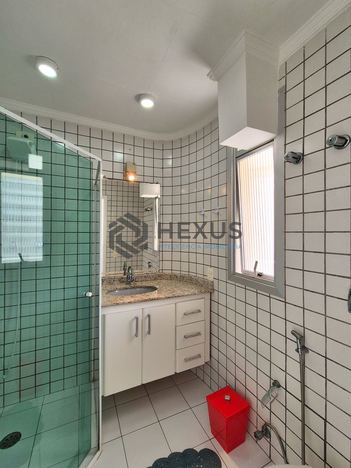 Foto 23 de Apartamento com varanda e lazer a uma quadra da Praia das Pitangueiras, Guaruja