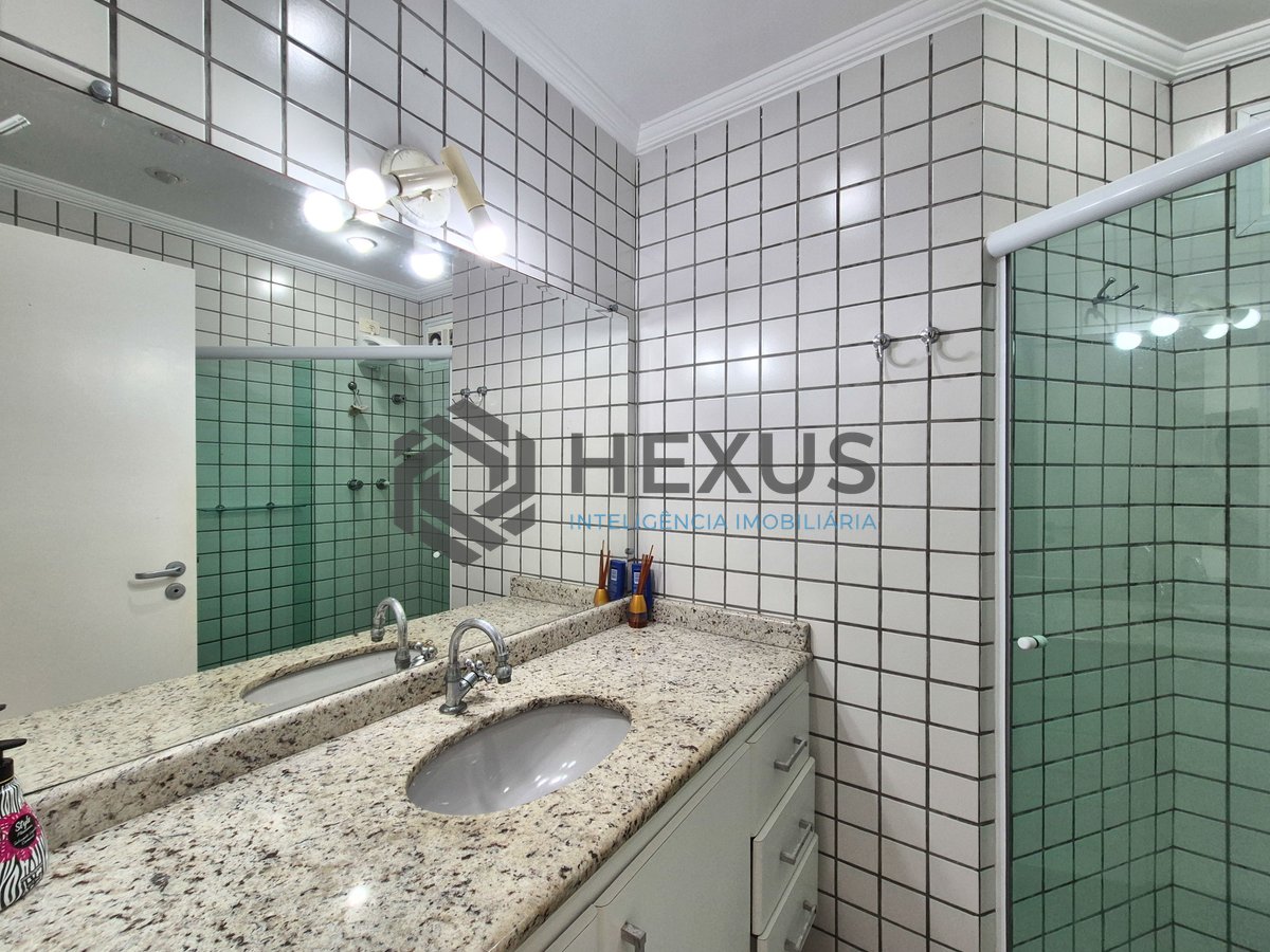 Foto 29 de Apartamento com varanda e lazer a uma quadra da Praia das Pitangueiras, Guaruja