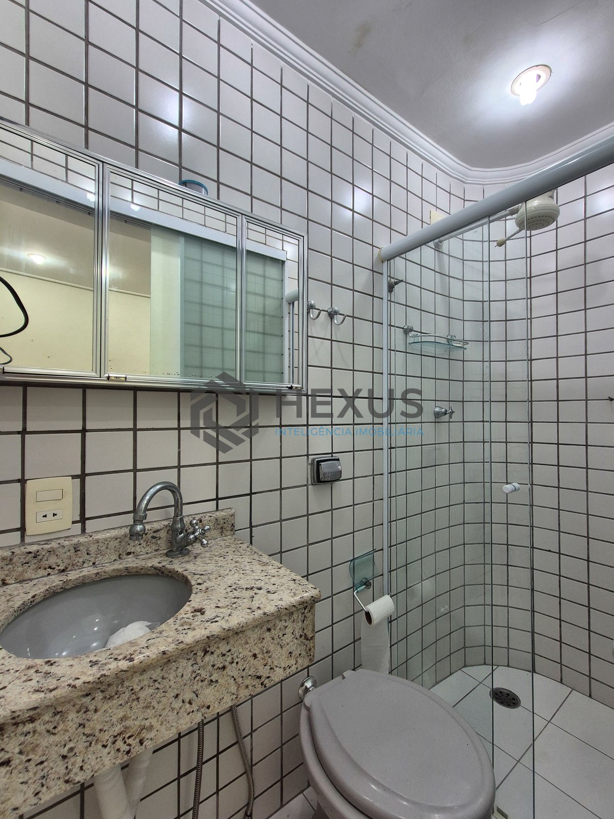Foto 9 de Apartamento com varanda e lazer a uma quadra da Praia das Pitangueiras, Guaruja