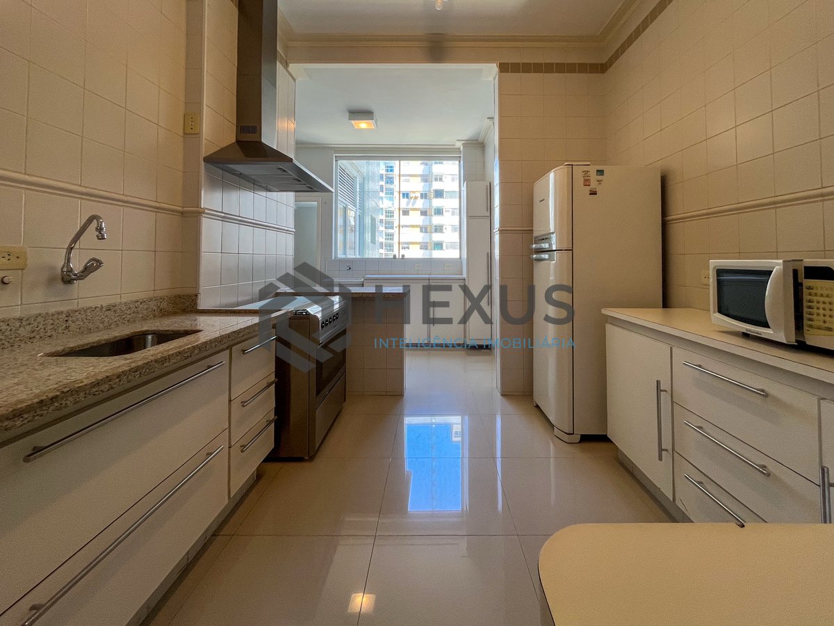 Foto 33 de Apartamento frente mar com varanda na Praia das Pitangueiras, Guaruja