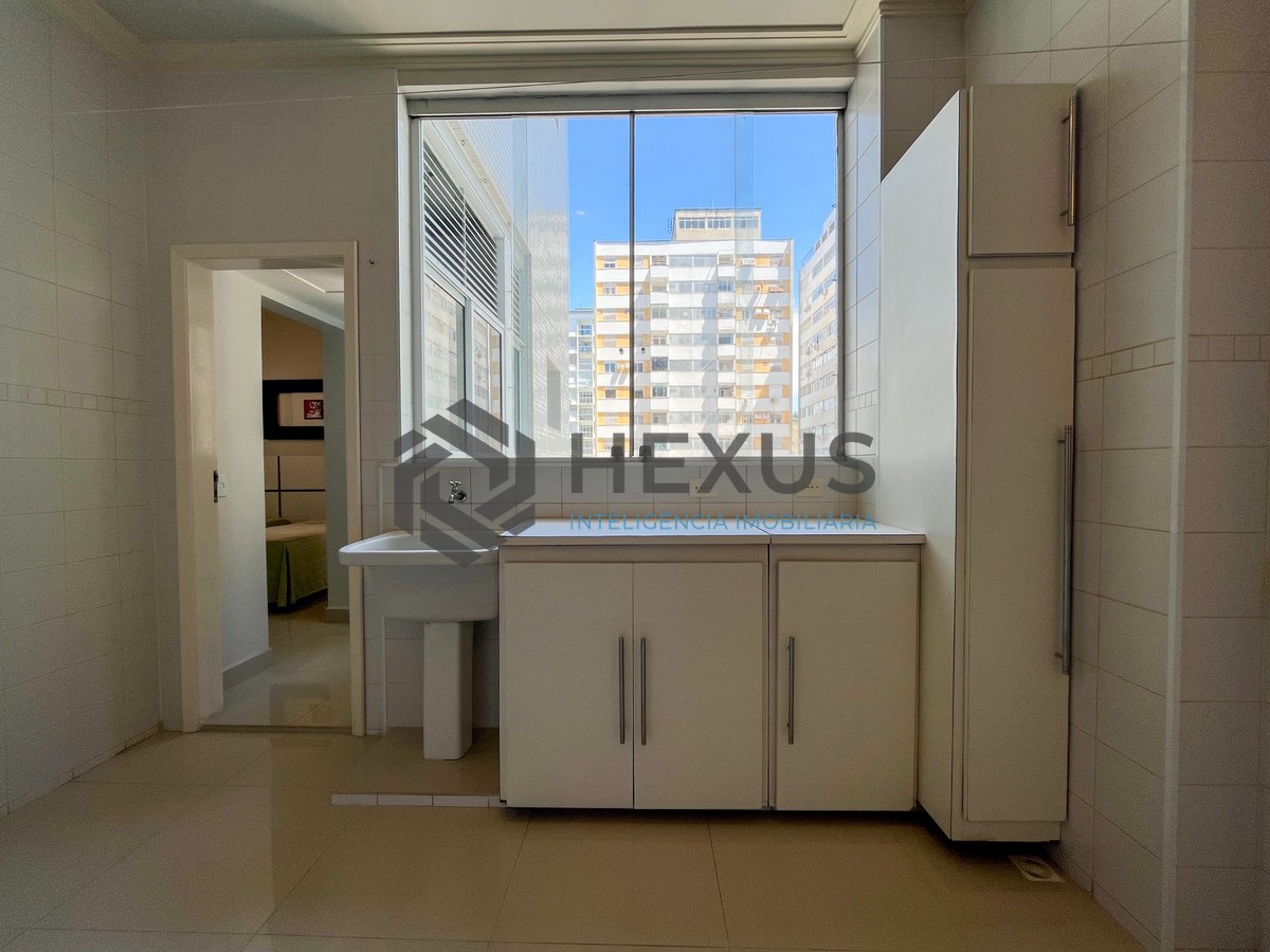 Foto 35 de Apartamento frente mar com varanda na Praia das Pitangueiras, Guaruja