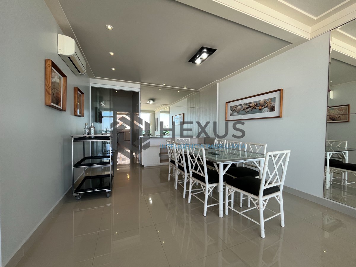 Foto 9 de Apartamento frente mar com varanda na Praia das Pitangueiras, Guaruja