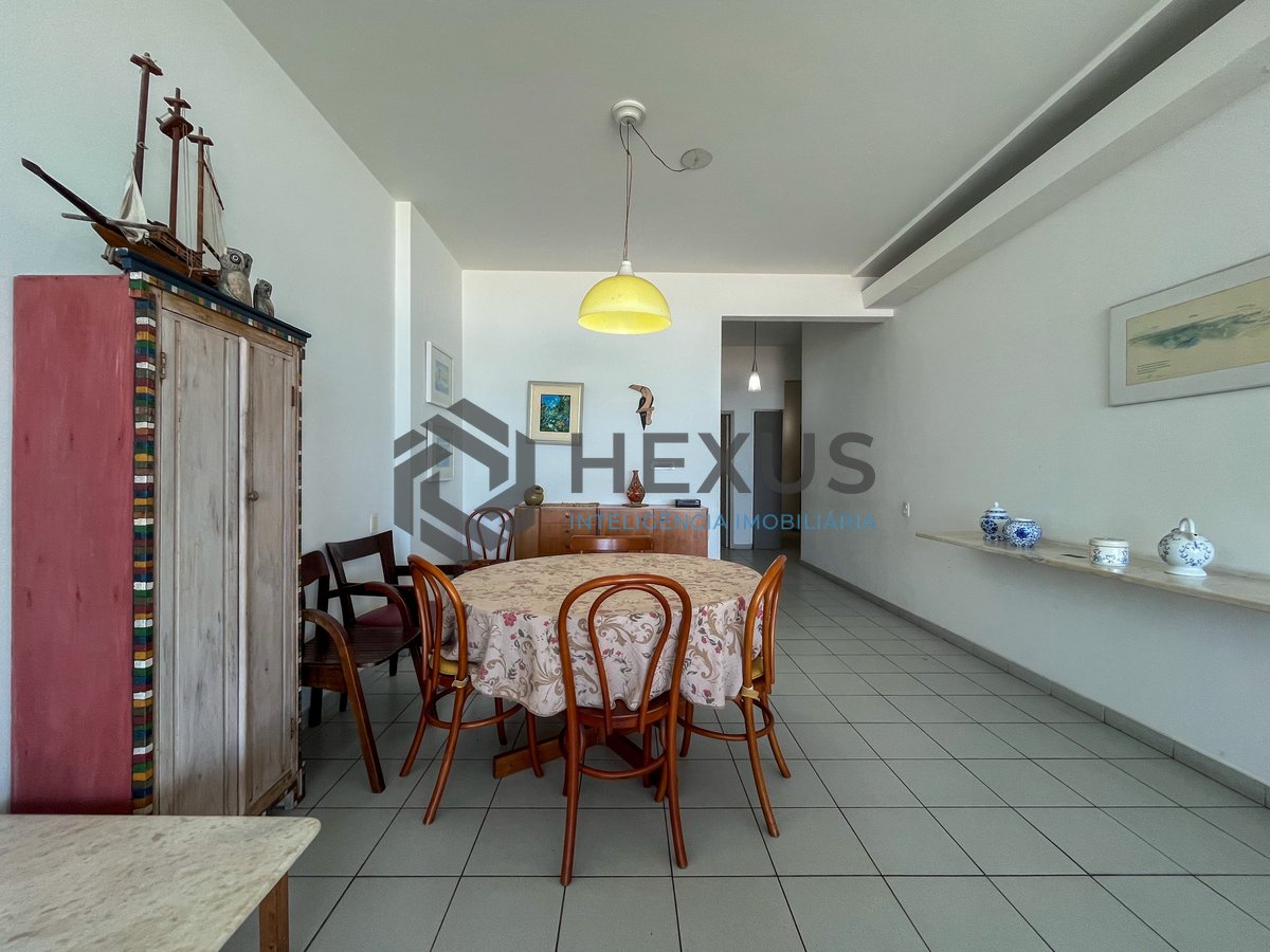 Foto 6 de Apartamento frente mar com varanda na Praia das Pitangueiras, Guaruja