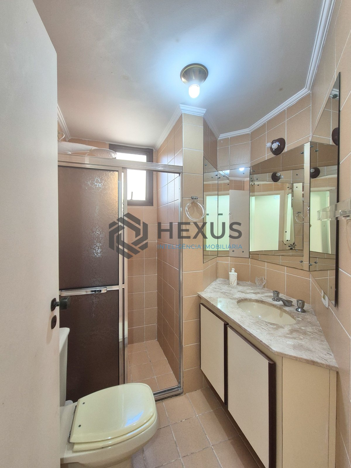 Foto 16 de Apartamento com varanda e lazer na Praia das Pitangueiras, Guaruja