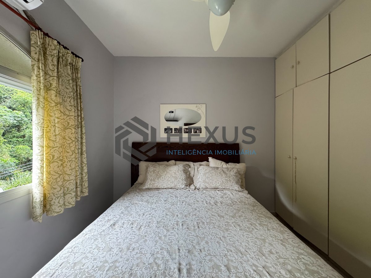 Foto 11 de Apartamento reformado com varanda na quadra mar da Praia das Pitangueiras, Guaruja